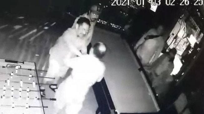 Terekam CCTV, Karyawan Hotel Babak Belur Dikeroyok 7 Tamu Mabuk