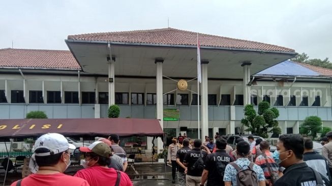 Aparat Polres Jakarta Selatan saat menggelar apel pengamanan sidang praperadilan Habib Rizieq Shihab di PN Jaksel. (Suara.com/Arga)