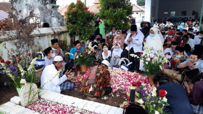 Ribuan Santri Ponpes Krapyak Iringi Pemakaman Kiai Najib di Bantul