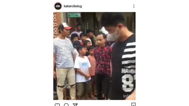 Pencuri Alquran (kedua dari kanan) digiring ke mobil polisi. [Instagram/@kabarciledug]