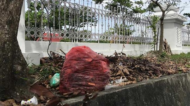 Tak Hanya di Jalanan, Kini Sampah Berserakan Dekat Pagar Rumah Dinas Gubri