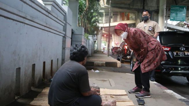 Mensos Risma mengajak tiga orang untuk dibina di Balai Rehabilitasi Sosial Eks Gelandangan dan Pengemis (BRSEGP) Pangudi Luhur Bekasi. (Foto dok. Kemensos)