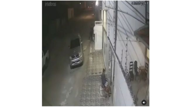 Cuplikan CCTV seorang laki-laki jatuh dari kursi roda (instagram.com/ndorobeii)