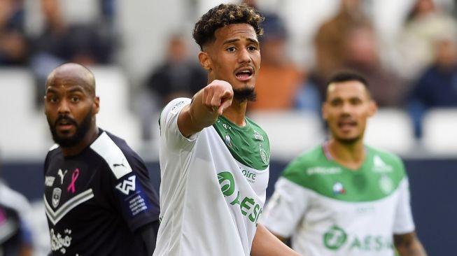 William Saliba saat memperkuat Saint-Etienne di musim 2019/2020. [NICOLAS TUCAT / AFP]