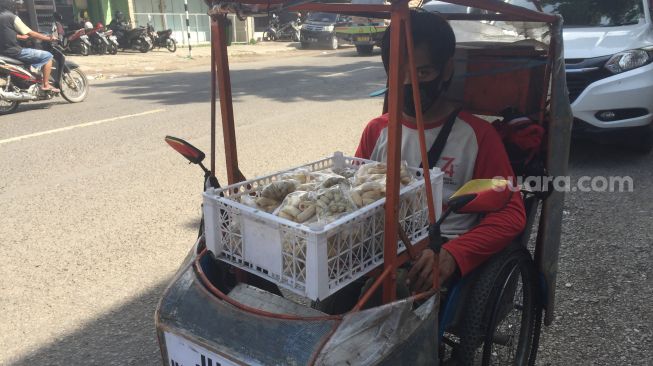 Kisah Inspiratif, Slamet Nugroho Difabel di Tegal Jualan di Atas Kursi Roda