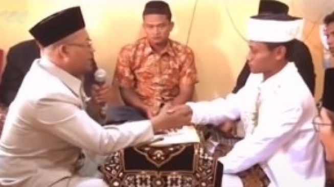 Kocak! Pengantin Gugup Ijab Kabul Pakai Bahasa Arab, Malah Jawab Begini