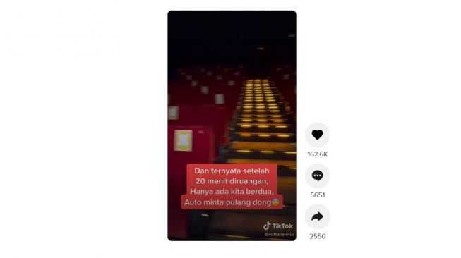 Alami kejadian janggal di bioskop. [TikTok]
