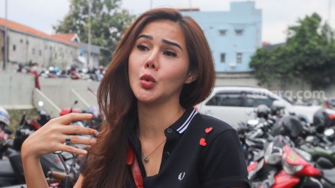 Aktris Puy Brahmantya ketika ditemui awak media di Kawasan Tendean, Jakarta Selatan, Rabu (6/1/2021). [Suara.com/Alfian Winanto]