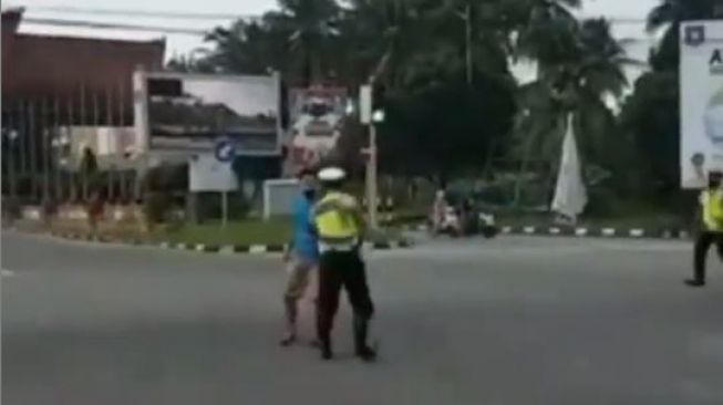 Viral Pengendara Motor Tiba-tiba Serang dan Pukul Polisi, Diduga Mabuk