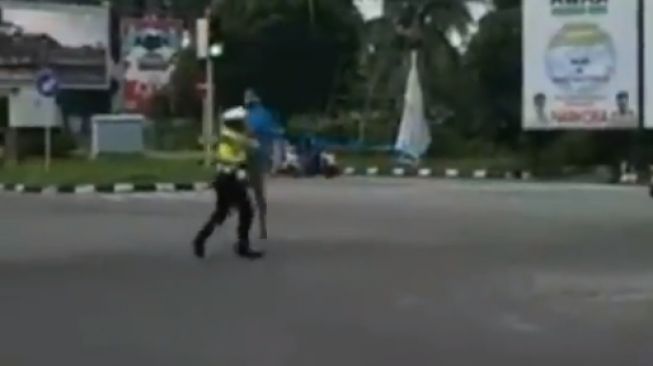 Viral Aksi Pemotor Serang dan Tinju Polisi di Jalan, Barbar Sekali