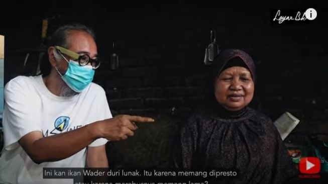 Butet Kartaredjasa wisata kuliner di Warung Mbah Juri Kulonprogo. - (Youtube/ButetKartaredjasa)