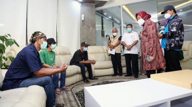 Mensos Risma mengajak tiga orang untuk dibina di Balai Rehabilitasi Sosial Eks Gelandangan dan Pengemis (BRSEGP) Pangudi Luhur Bekasi. (Foto dok. Kemensos)