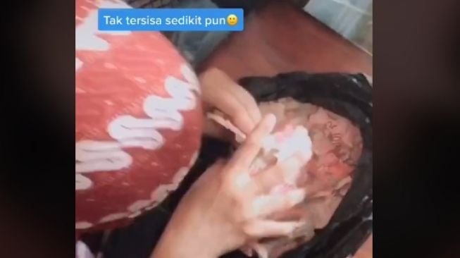 Video uang Rp 15 juta hancur dikunyah rayap. (TikTok/cheetoss227)