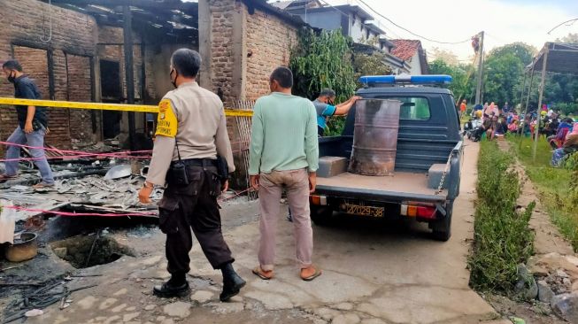 Suasana di lokasi kebakaran di Cimuning, Mustika Jaya, Kota Bekasi. [Dok/Damkar Kota Bekasi]