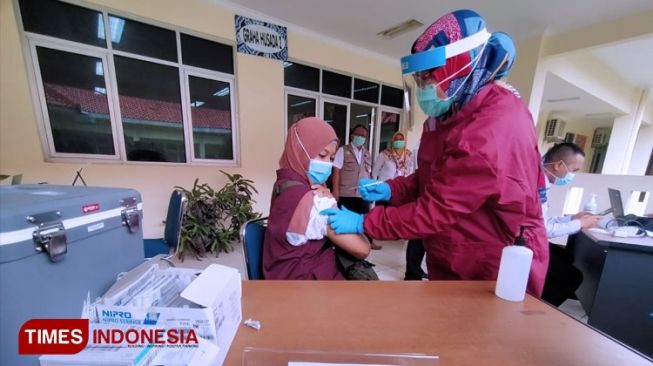 Simulasi pemberian vaksin pada sejumlah nakes oleh Dinas Kesehatan Kota Cirebon, Rabu (6/1/2021). (Foto: Ayu Lestari/TIMES Indonesia)