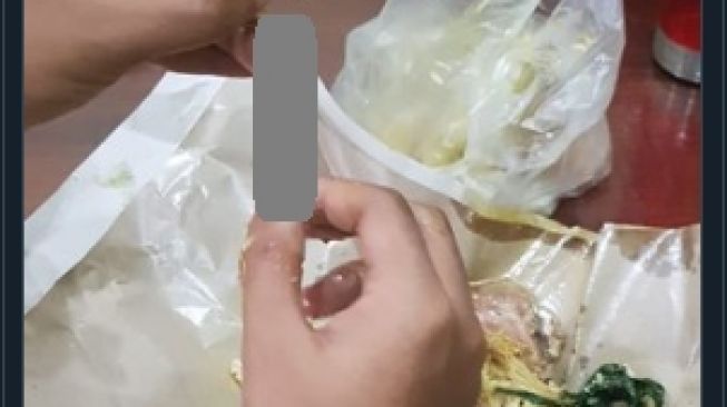 Ngeri! Beli Nasi Padang Pas Dibuka Orang Ini Malah Temukan Benda Berbahaya