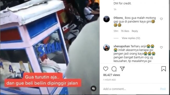 Video pria beli makanan dari pedagang kecil dan membagikannya. 