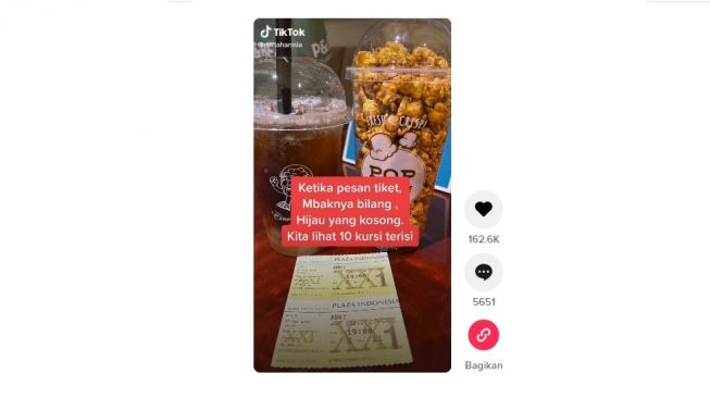 Alami kejadian janggal di bioskop. [TikTok]