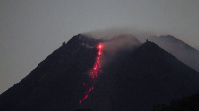 Gunung Merapi mengeluarkan lava pijar yang tampak dari Purwobinangun, Pakem, Sleman, Yogyakarta, Selasa (5/1/2021). [ANTARA FOTO]