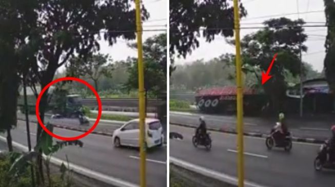 Hindari Motor yang Jatuh Akibat Lubang di Jalan, Truk Ini Tabrak Bangunan