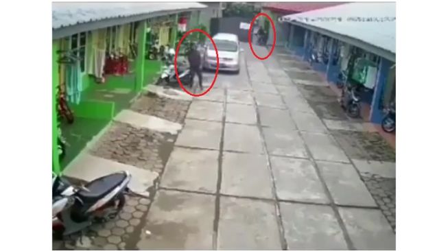 Ketahuan mencuri, maling ini kabur tinggalkan sepeda motornya sendiri (instagram.com/cetul22)