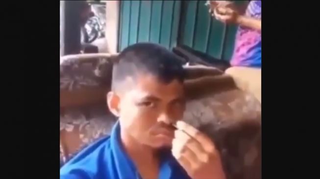 Viral Pria Lakukan Swab Mandiri Pakai Paku, Endingnya Bikin Ngakak