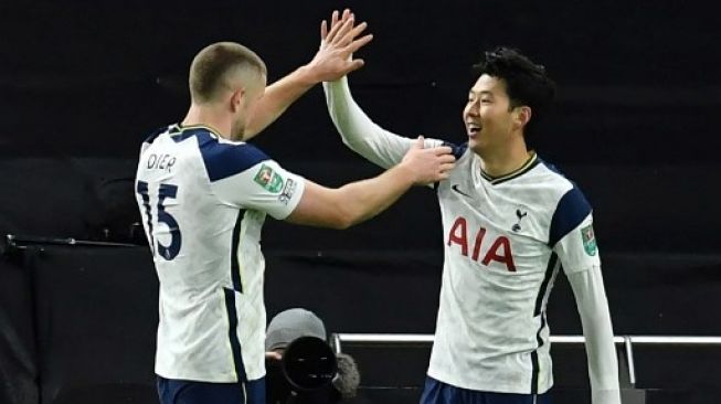 Striker Tottenham Hotspur Son Heung-Min (kanan) merayakan golnya ke gawang Brentford dengan rekan setimnya, Eric Dier saat semifinal Piala Liga Inggris di Tottenham Hotspur Stadium, London. Glyn KIRK / POOL / AFP