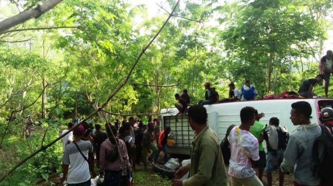 Mukjizat! Bus Terbalik Gegara Tak Kuat Menanjak, Penumpang Selamat