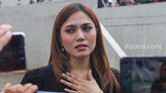 Pedangdut Dara Rafika berpose saat diwawancarai awak media ketika ditemui di Kawasan Tendean, Jakarta Selatan, Rabu (6/1/2021). [Suara.com/Alfian Winanto]