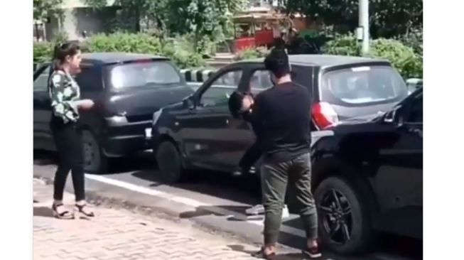 Serasa Hulk, pria ini mengangakt mobil yang terjepit di antara 2 mobil (Instagram)