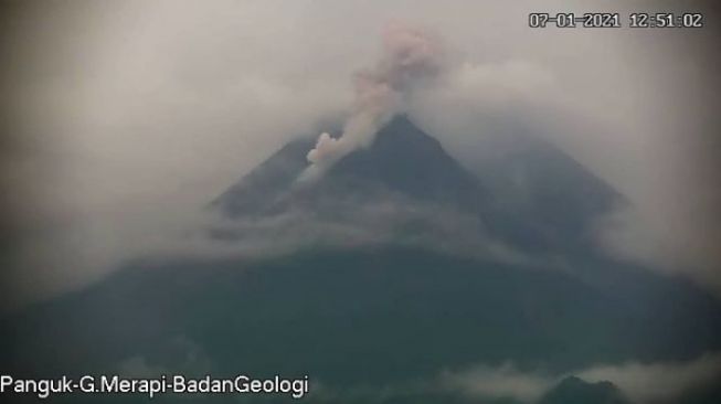 Kondisi merapi mengeluarkan awan panas guguran. (Instagram/@BPPTKG)