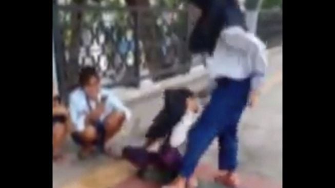 Viral Video Aksi Bullying, Seorang Perempuan Berhijab Dikeroyok 5 Remaja