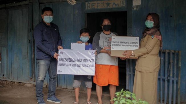 Bantuan untuk anak yatim piatu. (Dok Humas Semen Gresik)