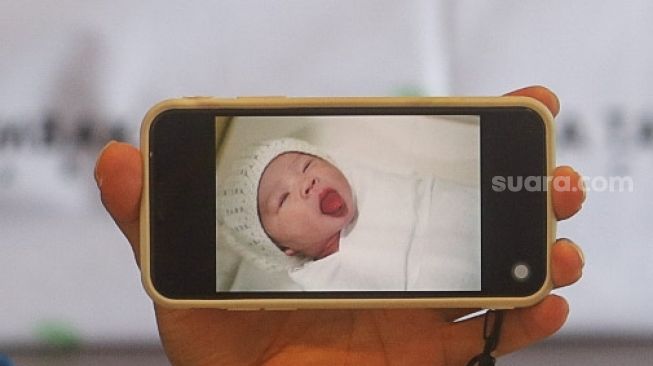 Foto putri pertama pasangan Syamsir Alam dan Bunga Jelitha yang bernama Akleema Regalo Zulaikha ditunjukkan saat konferensi pers di RSIA Tambak, Jakarta Pusat, Kamis (7/1/2021). [Suara.com/Alfian Winanto]