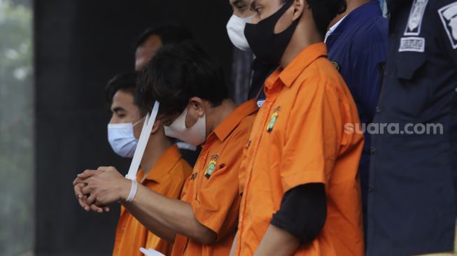 Tiga orang tersangka dihadirkan saat konferensi pers terkait kasus pemalsuan surat hasil tes usap (swab) PCR di Mapolda Metro Jaya, Jakarta, Kamis (7/1/2021). [Suara.com/Angga Budhiyanto]