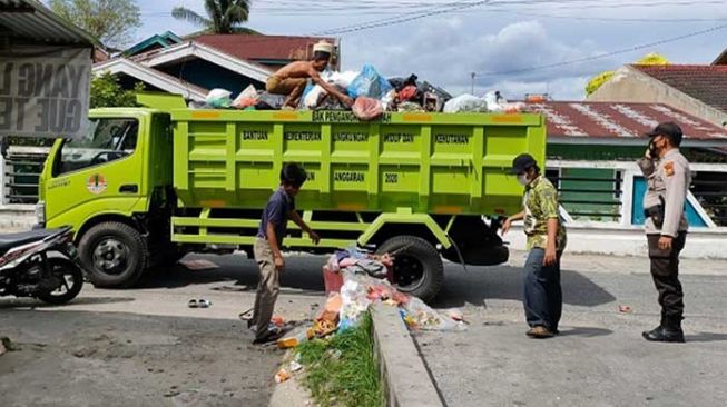 Sudah 5 Hari Sampah Tak Diangkut, Polisi di Pekanbaru Turun Tangan