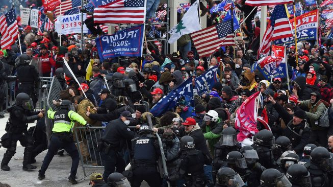 Mencekam! Pendukung Trump Kepung Gedung Capitol saat Kongres AS