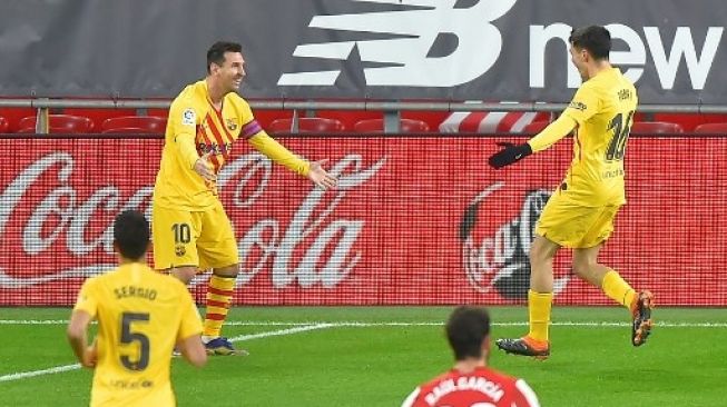 Pemain Barcelona Pedri rayakan golnya ke gawang Athletic Bilbao dalam pertandingan di San Mames, Kamis (7/1/2021). [AFP]