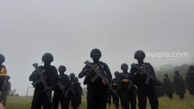 Latihan bersama TNI-Polri di Desa Blumbang, Gondosuli, Tawangmangu, Karanganyar.(Suara.com/Ronald Seger Prabowo)