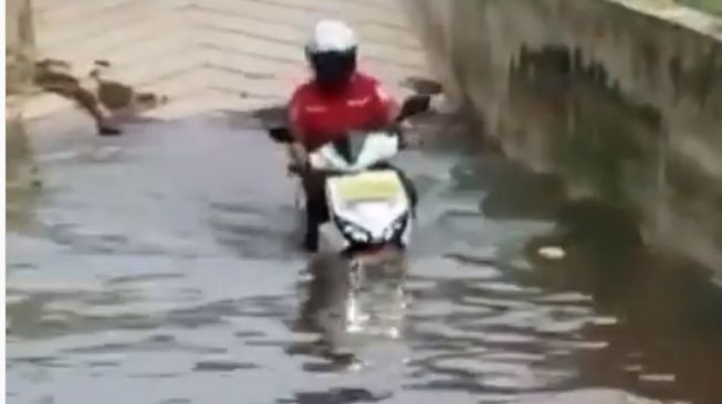 Motor listrik Gesits terjang banjir (Instagram)