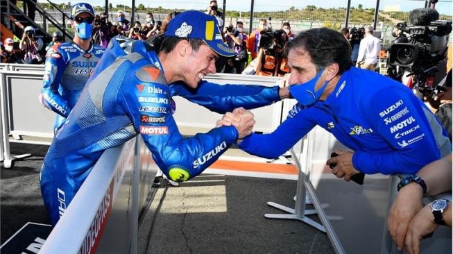 Pebalap tim Suzuki Joan Mir (kiri) dan manajer tim Davide Brivio (kanan) (Antara HO via suzuki-racing.com)