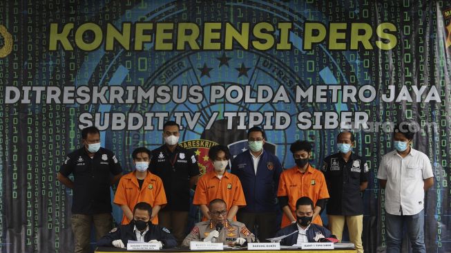 Kabid Humas Polda Metro Jaya Kombes Pol Yusri Yunus (tengah) memberikan keterangan kepada awak media terkait kasus pemalsuan surat hasil tes usap (swab) PCR di Mapolda Metro Jaya, Jakarta, Kamis (7/1/2021). [Suara.com/Angga Budhiyanto]