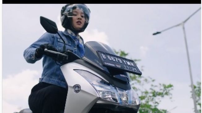 Anya Geraldinenyaris terjatuh saat mengendarai Yamaha Lexi di jalan (Instagram)