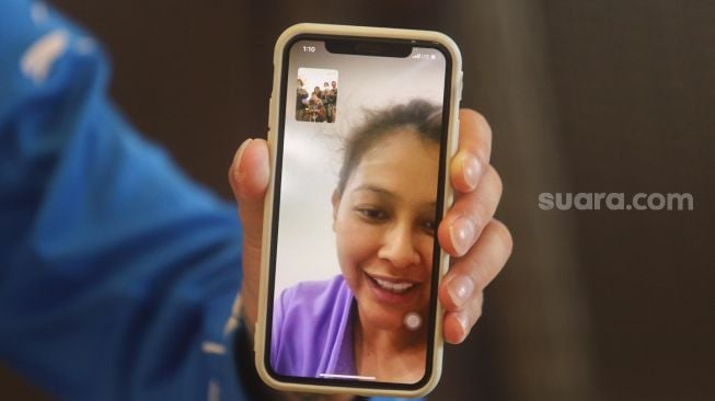 Aktris Bunga Jelitha ketika dihubungi melalui video call setelah melahirkan saat konferensi pers di RSIA Tambak, Jakarta Pusat, Kamis (7/1/2021). [Suara.com/Alfian Winanto]