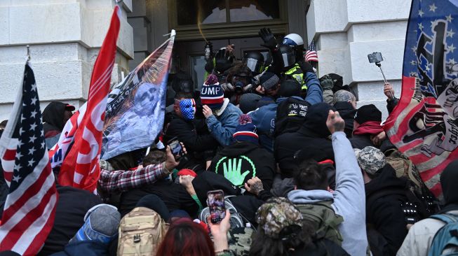 Pendukung Trump saat menyerbu Capitol AS di Washington, DC, pada 6 Januari 2021. Brendan SMIALOWSKI / AFP