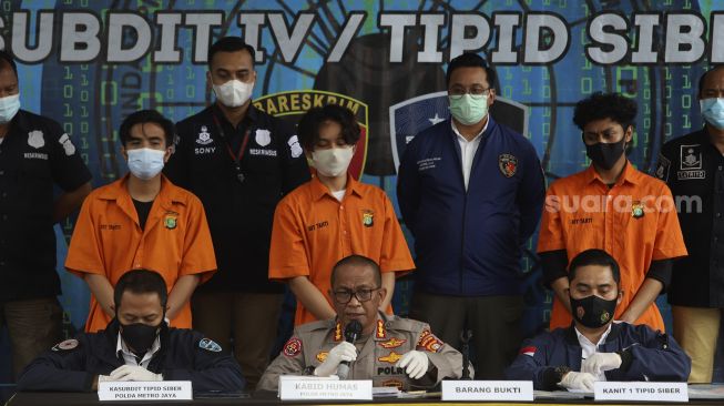 Kabid Humas Polda Metro Jaya Kombes Pol Yusri Yunus (tengah) memberikan keterangan kepada awak media terkait kasus pemalsuan surat hasil tes usap (swab) PCR di Mapolda Metro Jaya, Jakarta, Kamis (7/1/2021). [Suara.com/Angga Budhiyanto]