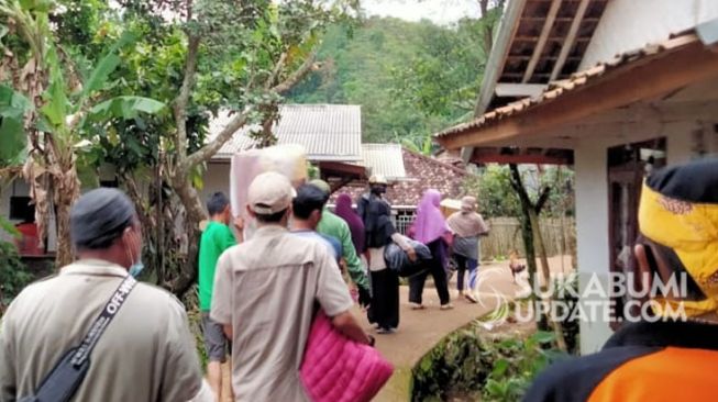 Pergerakan Tanah Meluas, Puluhan Warga Gunung Beser Sukabumi Mengungsi