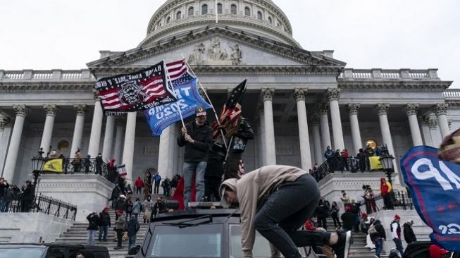 Massa Donald Trump rusuh di gedung Capitol. (Foto: AFP)