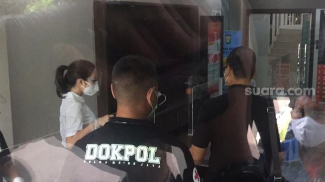 Pakai Baju Putih, Rambut Dikuncir, Gisel Datang ke Polisi Siap Diperiksa