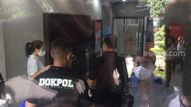 Artis Gisel saat jalani tes Covid-19 sebelum diperiksa kasus video syur di Polda Metro Jaya. (Suara.com/Bagaskara)